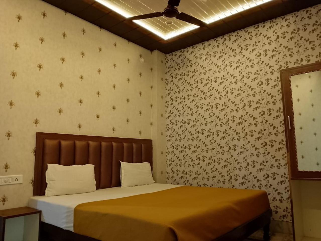 Varuna Palace Varanasi , Near Mandir & Ghat'S Zewnętrze zdjęcie